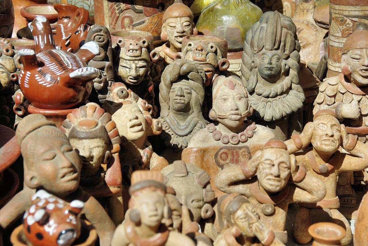 Estatuas en Mercado Artesanal Ecuador